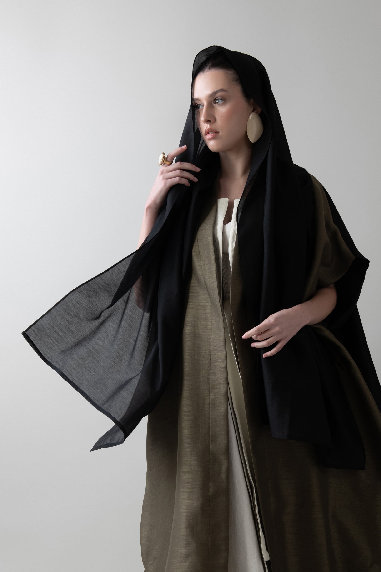 ヤエヤマヒルギ Zen Abaya in Dark Olive & Black – Maha Ghalayini